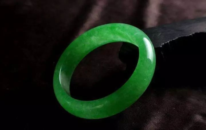 怎样挑选才能买到品相好的翡翠手镯​？