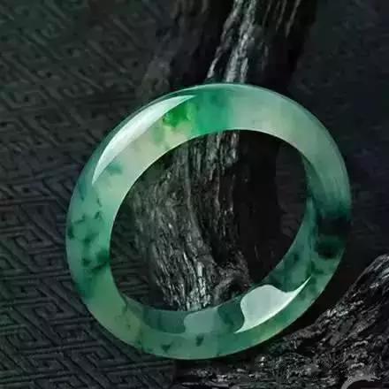 翡翠饰品怎样保养才能更饱满有光泽？