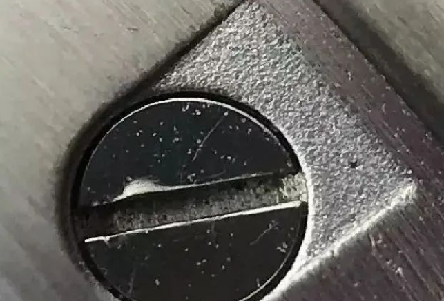 购买二手手表时如何判断是否被维修过?